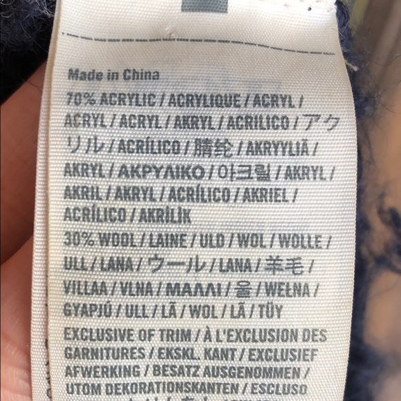 Cozy Abercrombie and Fitch scarf - Picture 3 of 3